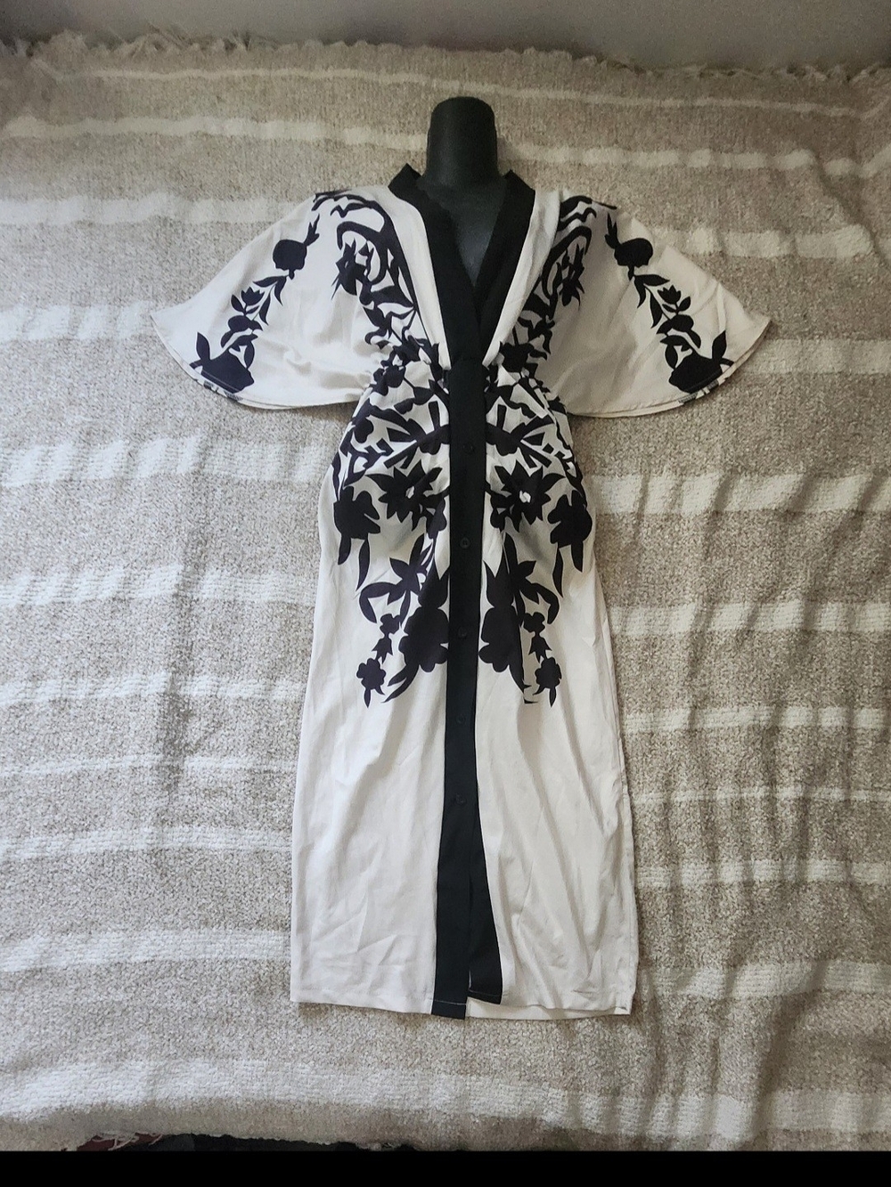 SHEIN Black and White Brand Tag Detail